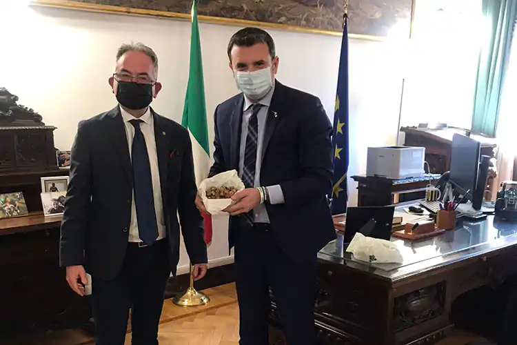 Da sinistra, Giuseppe Cristini e Gian Marco Centinaio Cavatori di tartufi da proteggere Si pensa a un albo professionale