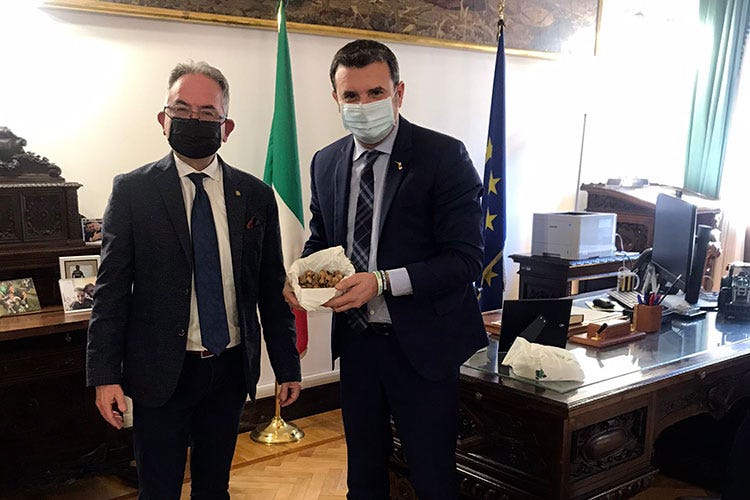 Da sinistra, Giuseppe Cristini e Gian Marco Centinaio Cavatori di tartufi da proteggere Si pensa a un albo professionale