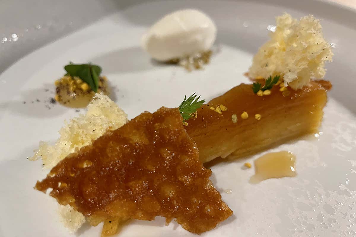 Tatin di mela Carla alla brace, fiordilatte di Cabannina, miele Orto by Jorg Giuliani, strano (ma riuscito) abbinamento tra Liguria e Alto Adige