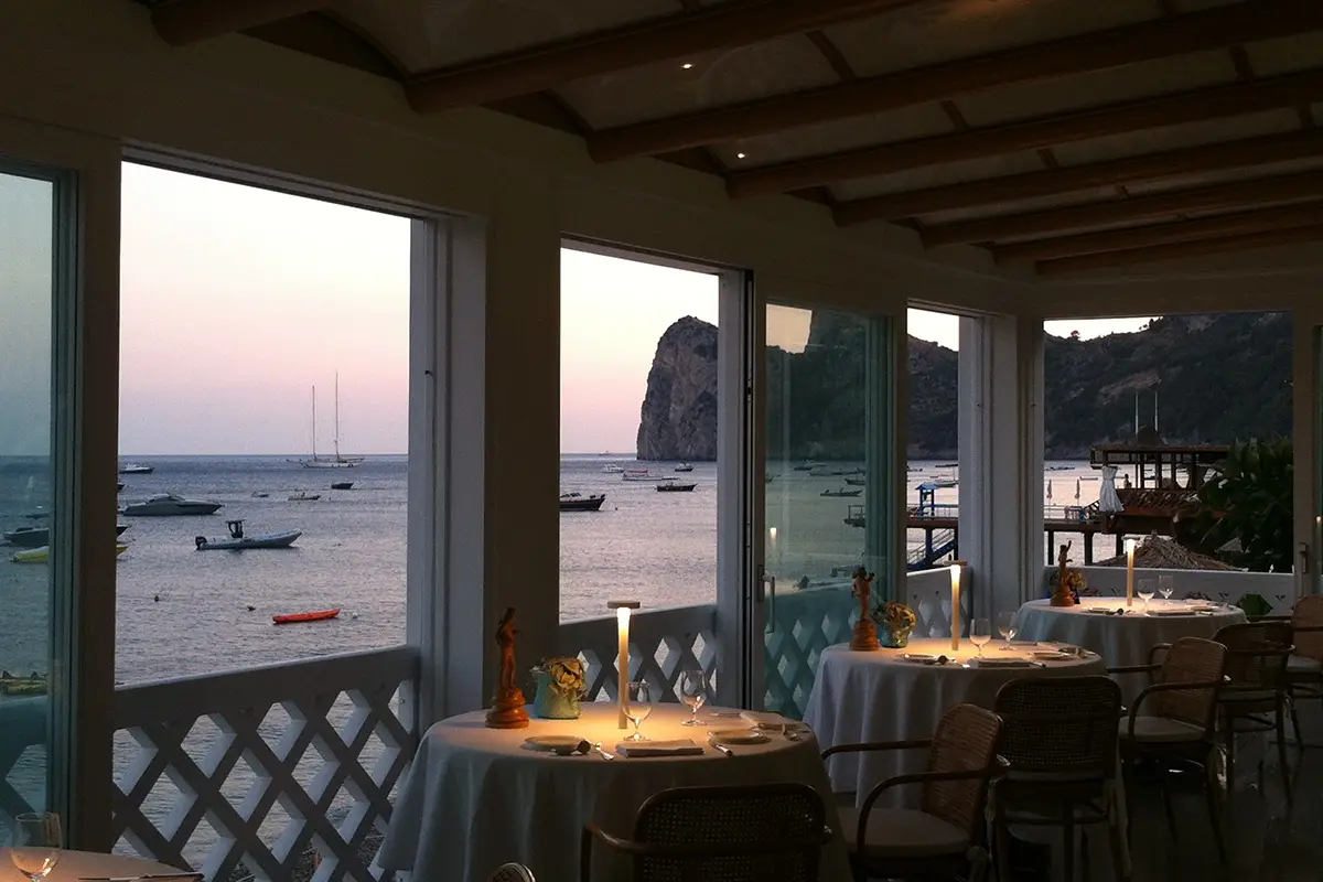 Taverna del Capitano Una vacanza con il Capitano? Il benvenuto a bordo di Alfonso Caputo