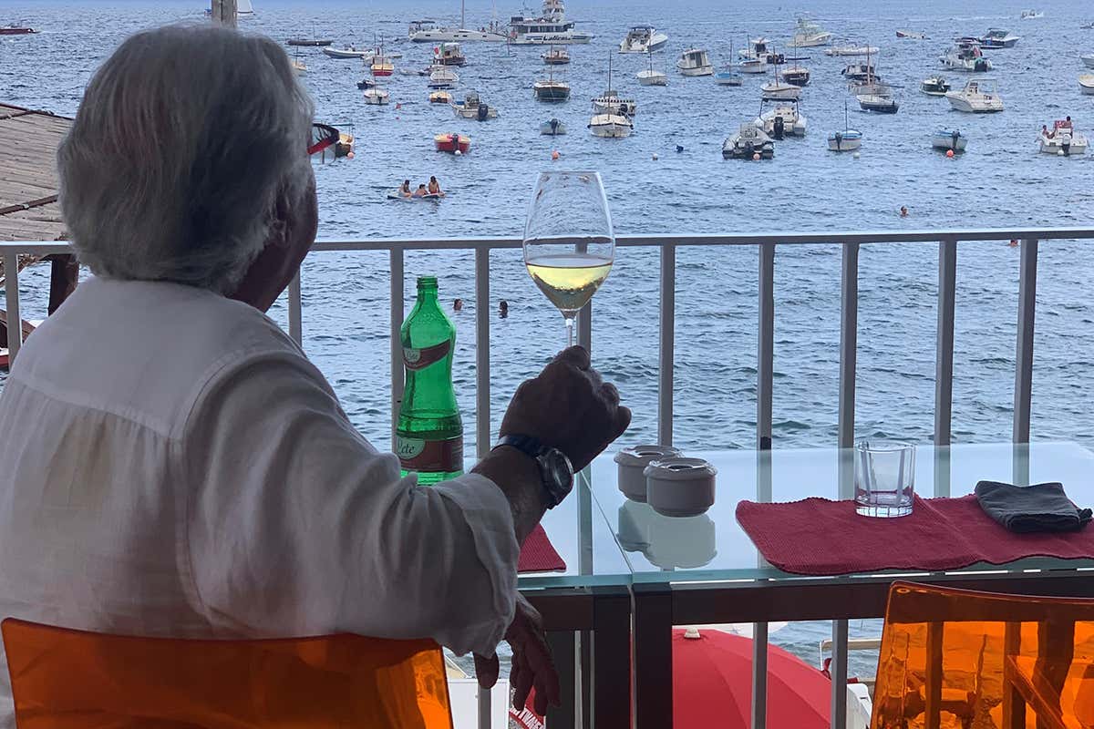 Guardando il mare Una vacanza con il Capitano? Il benvenuto a bordo di Alfonso Caputo