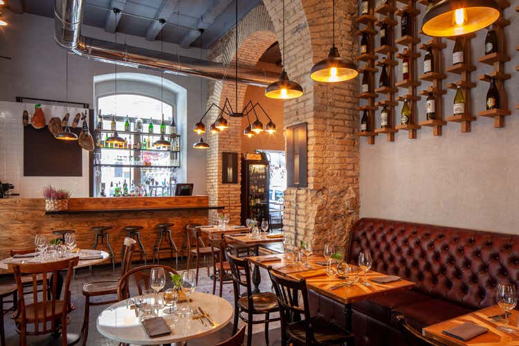 La sala del nuovo locale romano (Tavola, la bottiglieriadove si assaggia tutto il menu)