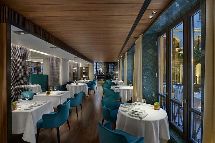 (Una tavola glam-gourmet per le feste Al Mandarin Milano è Christmas chic) (Una tavola glam-gourmet per le feste Al Mandarin Milano è Christmas chic)