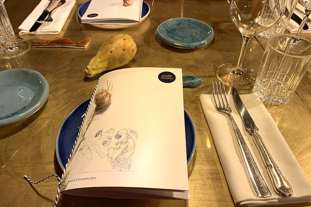 Mise en place con opuscolo sulle materie prime La Grecia della tradizione va oltre i luoghi comuni e vola alto