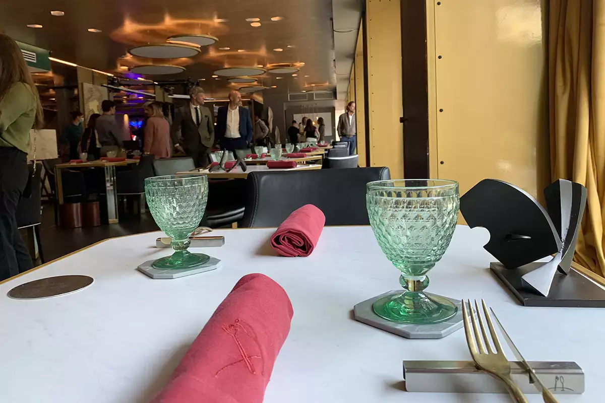Un tavolo di AB - Il lusso della semplicit&agrave; con una scultura di Carlo Ramous Cucina e arte, le passioni di Alessandro Borghese
