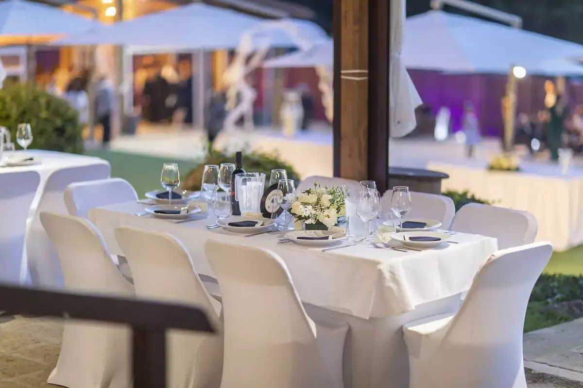 Tutto &egrave; pronto per il pranzo nuziale Matrimonio low cost in cornice da sogno