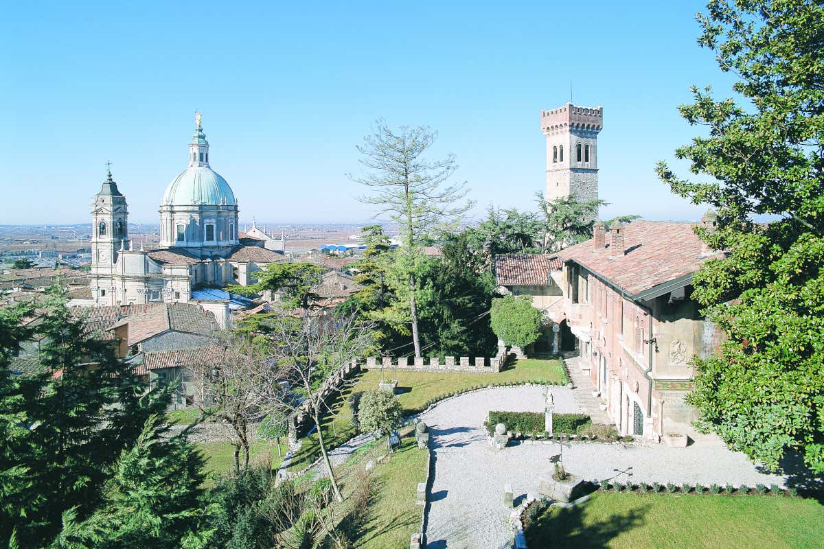 Tavola MoS domina la collina di Lonato con vista sul borgo storico e sulla Rocca