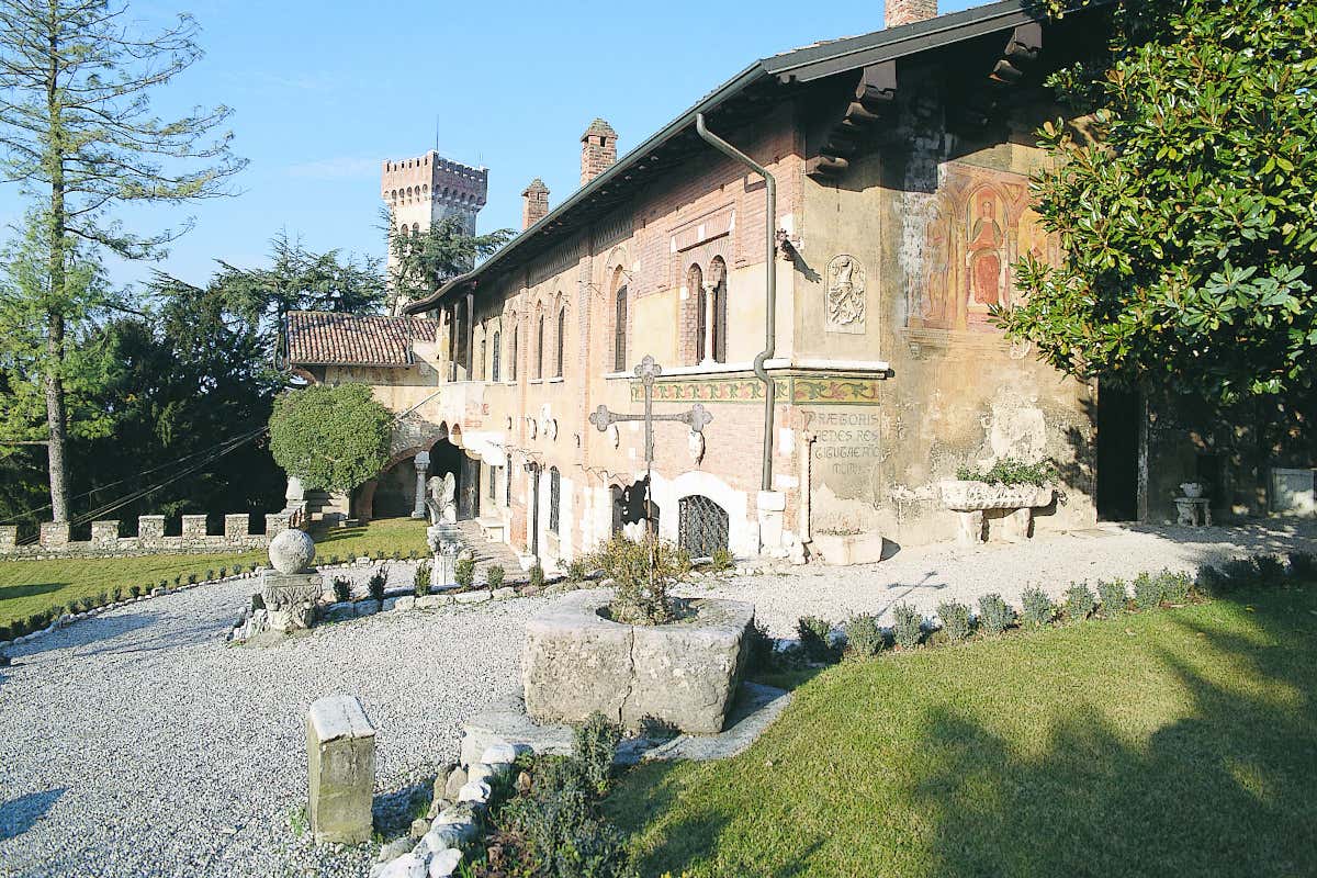 Tavola MoS si trova nella Casa del Bibliotecario, edificio neogotico alle pendici della Rocca di Lonato
