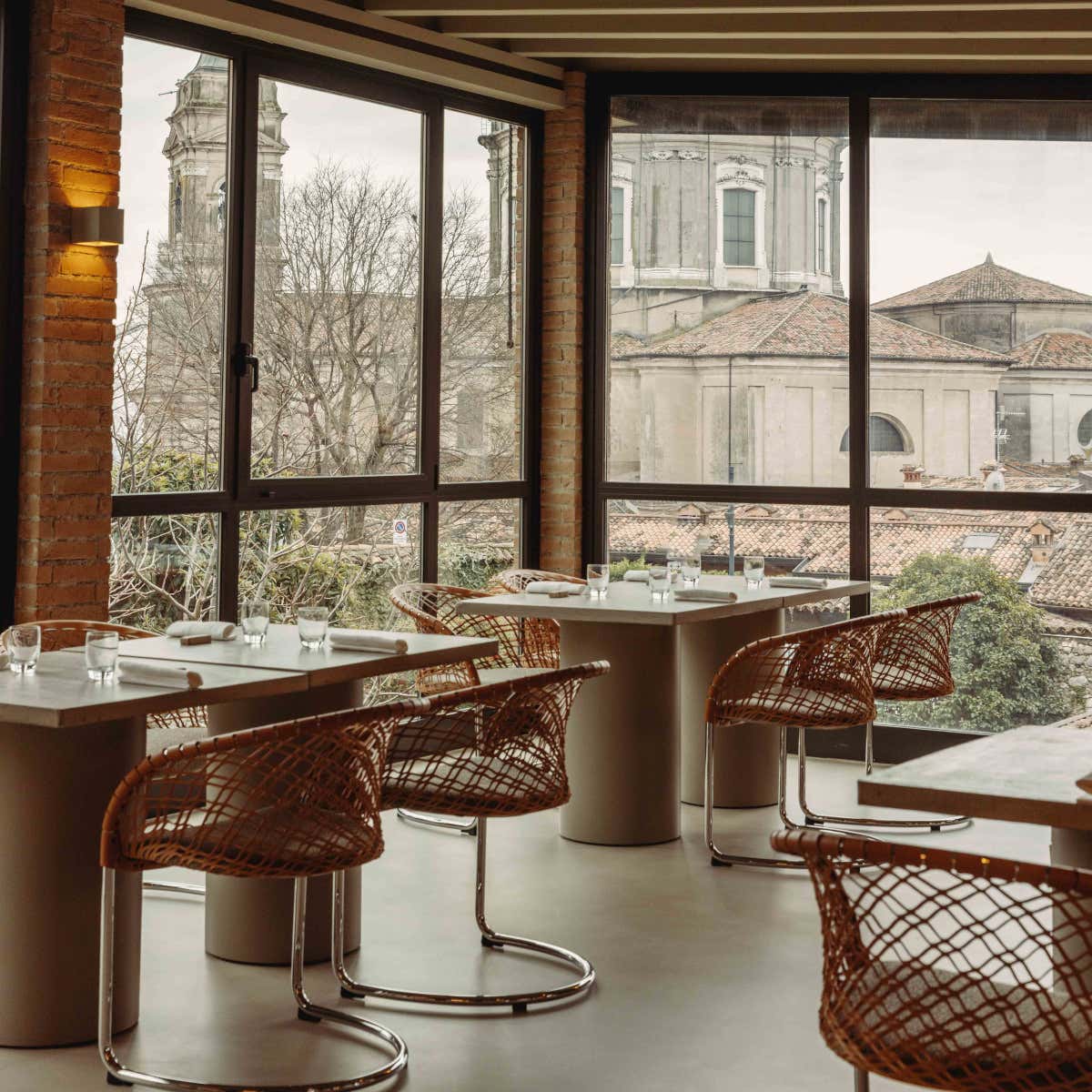 La sala di Tavola MoS, con vista sulla cupola della Basilica di San Giovanni Battista a Lonato del Garda