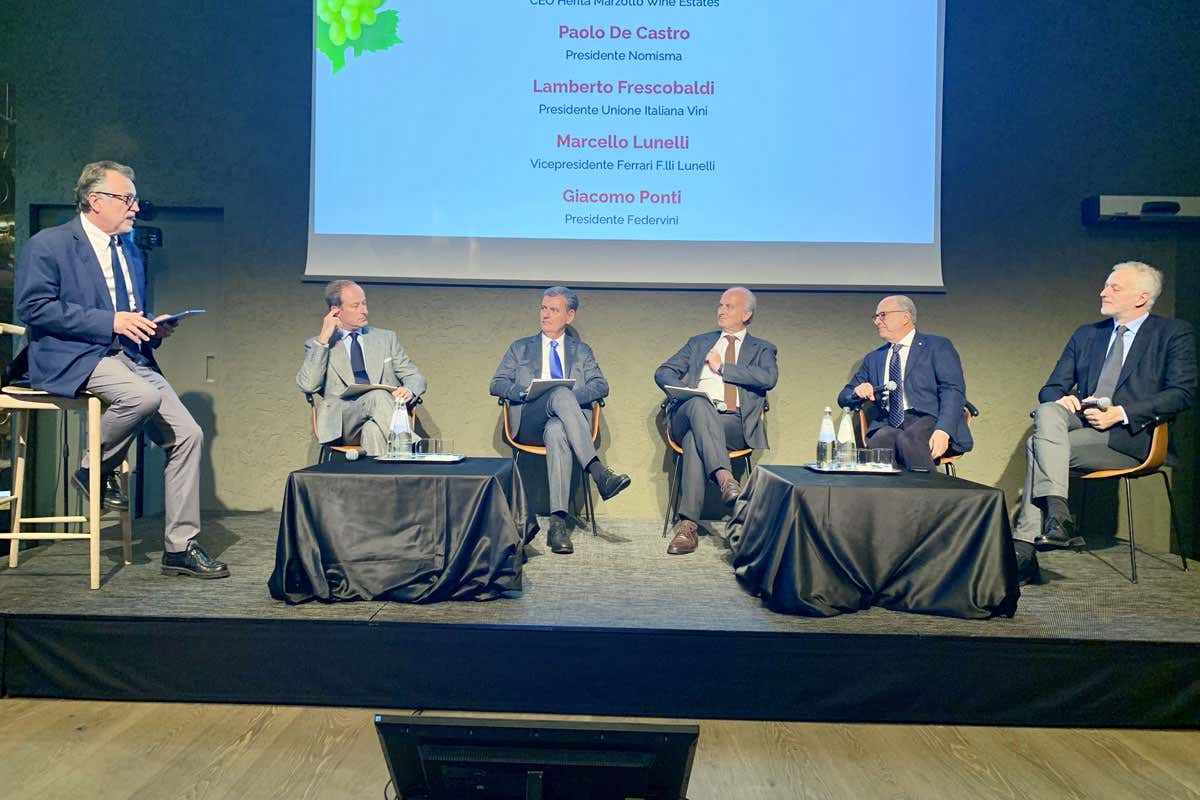 Vino targato Italia: export a 8,1 miliardi di euro, ma c'è attesa per i dazi Usa
Vino targato Italia: export a 8,1 miliardi di euro, ma c'è attesa per i dazi Usa