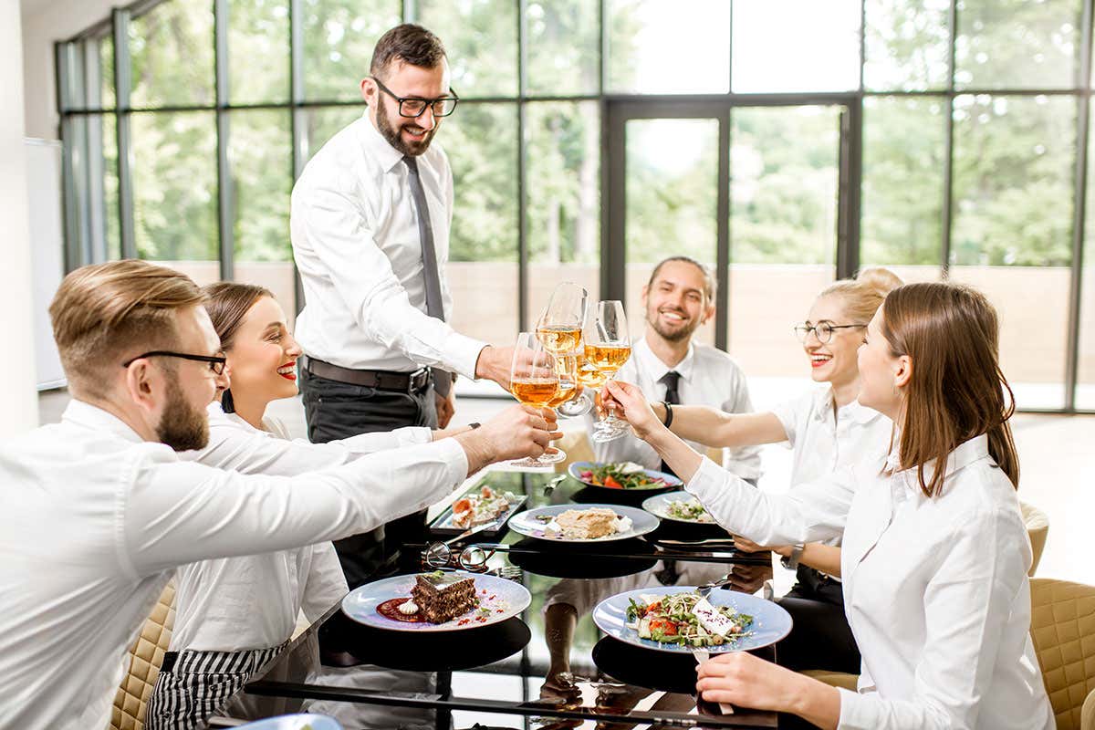 In zona bianca si può stare al massimo in 8 seduti allo stesso tavolo all'interno dei ristoranti Ristoranti, a tavola in 8 al chiuso Speranza cede sulla zona bianca