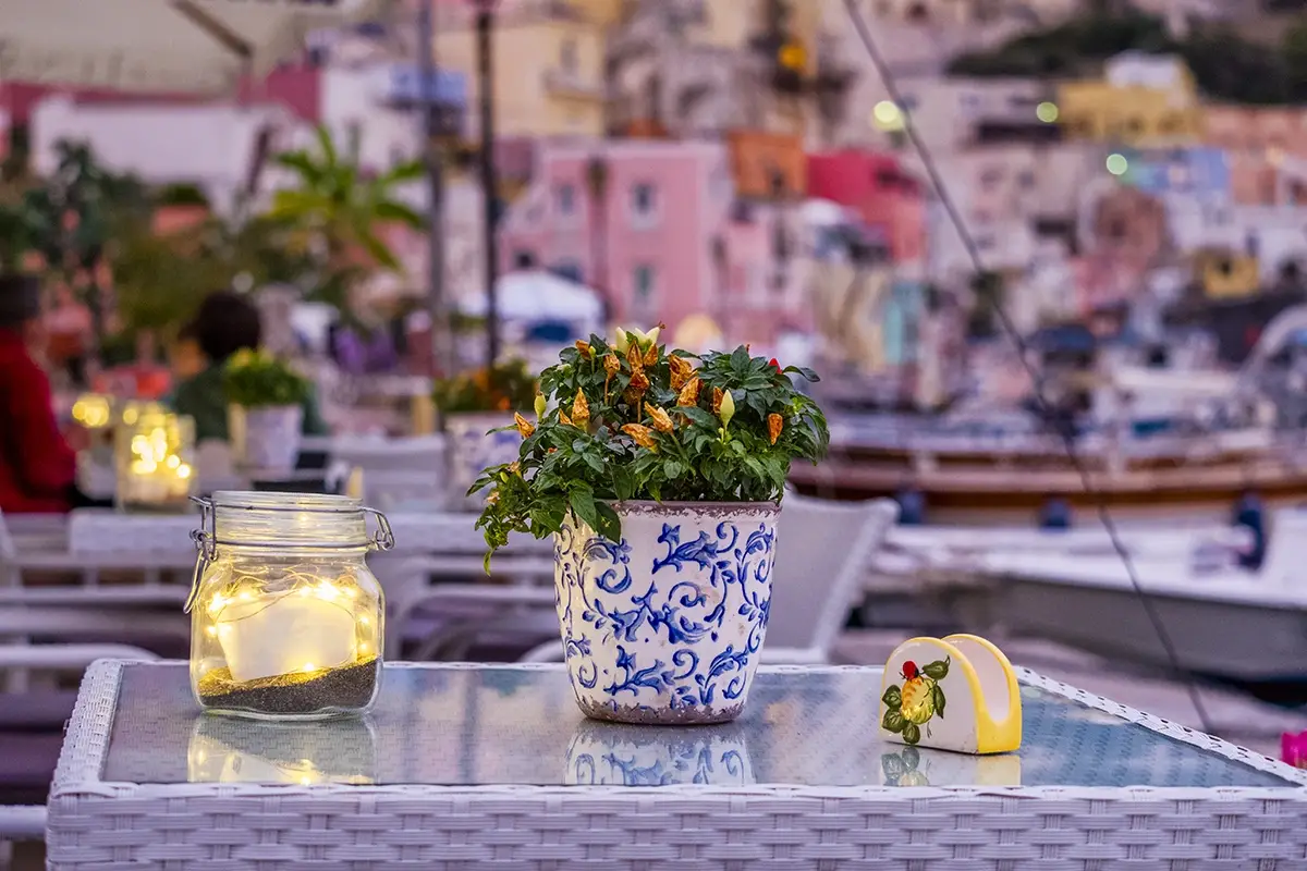 La magia di una cena a Procida Tuffo nella cucina di Procida: il vero gusto della semplicit&agrave;