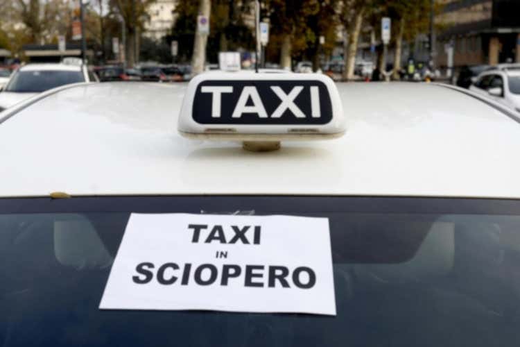 «Non abbiamo i soldi della benzina» Quasi totale lo sciopero dei taxi «Non abbiamo i soldi della benzina» Quasi totale lo sciopero dei taxi