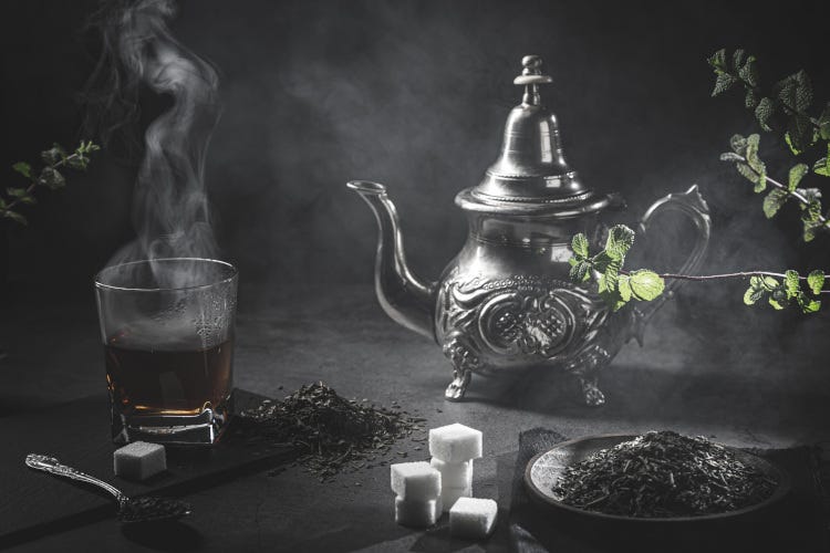 Tè caldo marocchino Combattere l’afa estiva con un tè caldo: vero o falso?