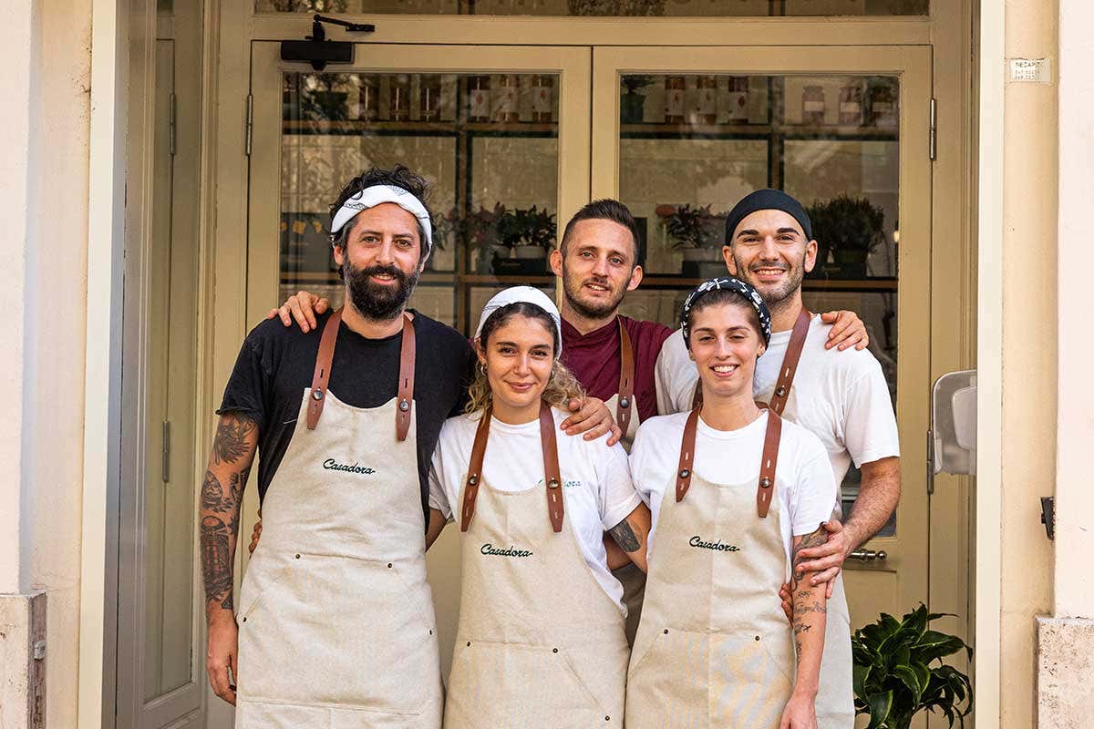 Il team di Casadora Casadora apre a Roma le porte del suo laboratorio di pasta fresca con cucina