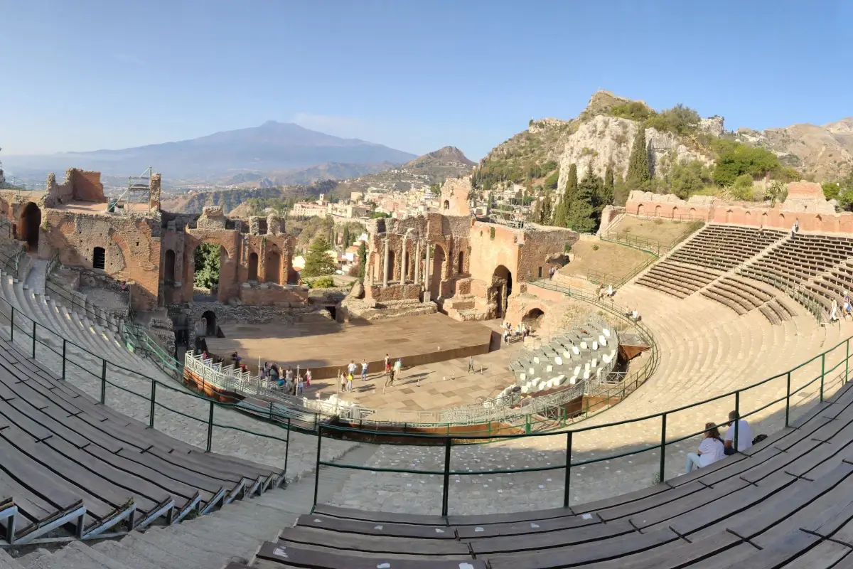 Il teatro greco di Taormina con l'Etna sullo sfondo&nbsp; I cinque motivi del successo di Taormina Gourmet