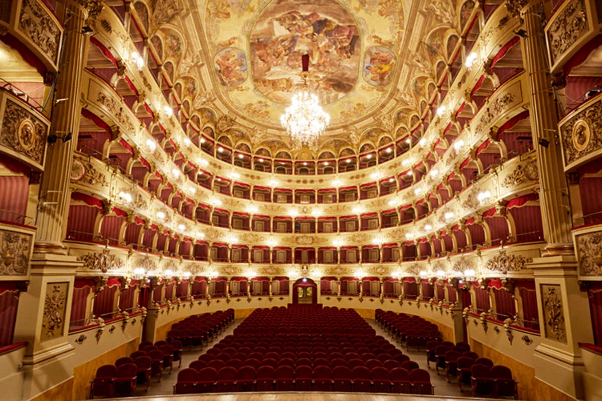 Lo splendido scenario storico del Teatro Morlacchi, la culla ideale per le sfumature più intime, acustiche e raffinate del jazz pomeridiano