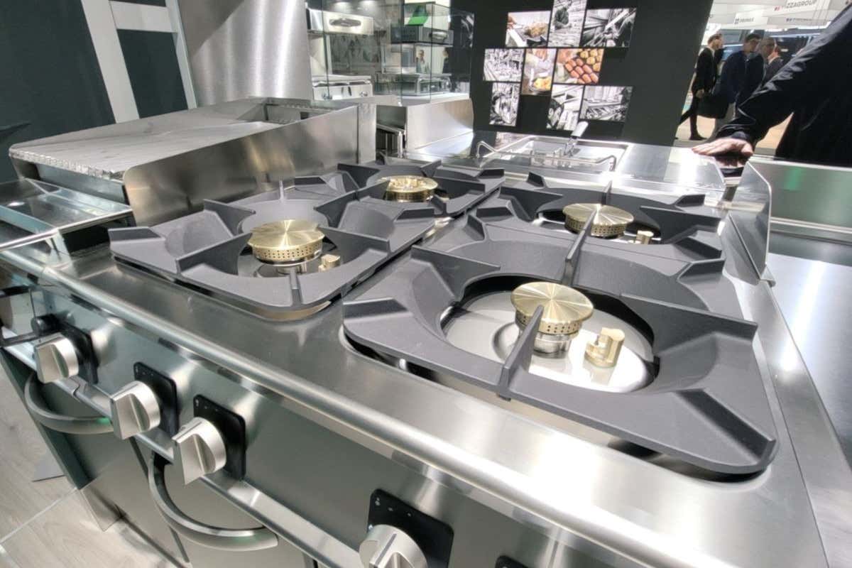 Novità da Tecnoinox: forni touchscreen e piani cottura a gas ermetico