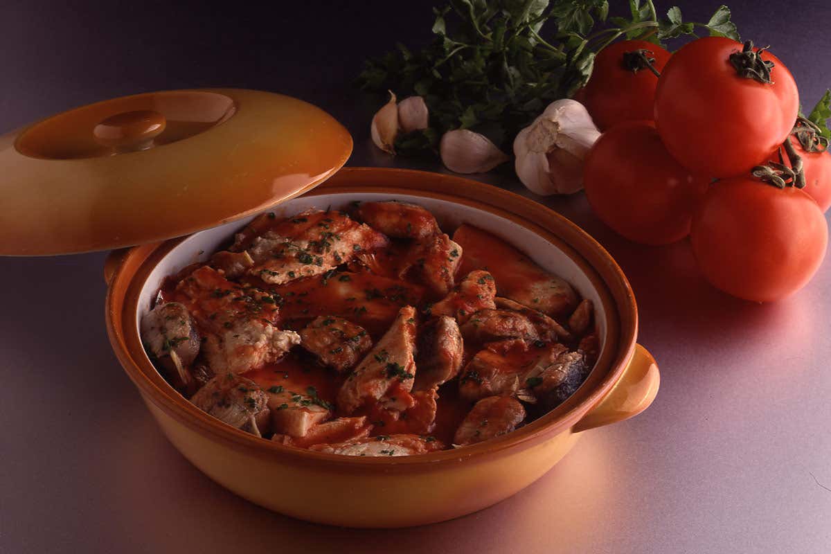 Tegamaccio di pesce d'acqua dolce Pesci d’acqua dolce, prelibatezze da servire in tavola Tegamaccio di pesce d'acqua dolce Pesci d’acqua dolce, prelibatezze da servire in tavola