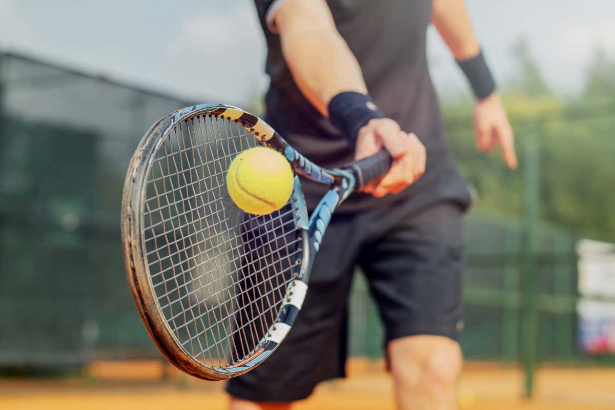 Sinner mania: scopri gli hotel con campi da tennis dove giocare da campione