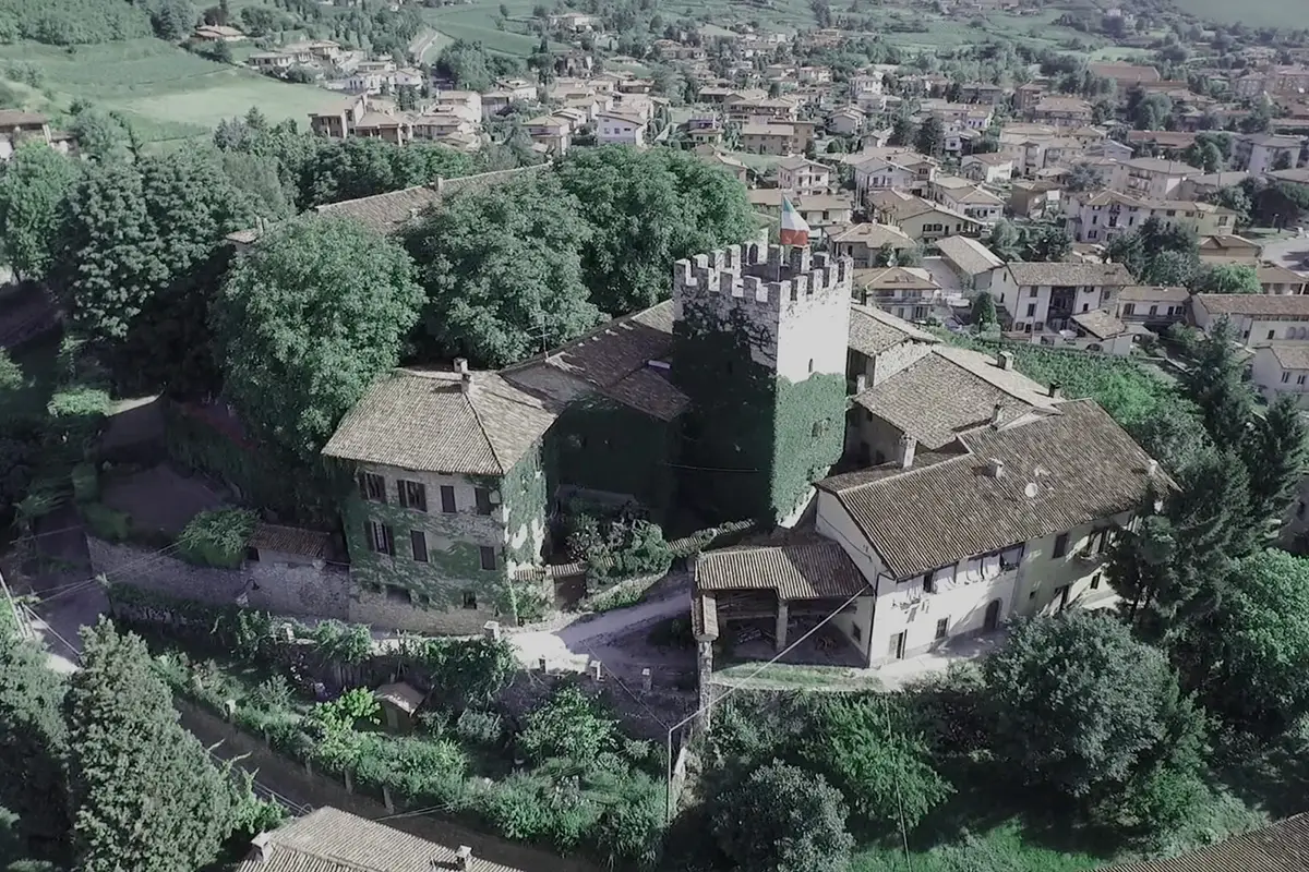 Una veduta del Castello San Valentino diverso? Che ne dici di una cena in costume al castello (con delitto)?