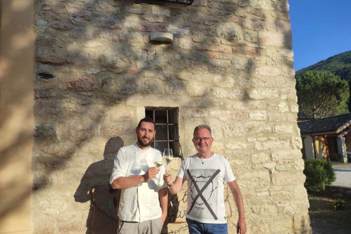 Nicola Costantini e il direttore dell'Accademia del Tartufo nel Mondo Giuseppe Cristini Dove si può degustare il tartufo tutto l’anno? A Tenuta Le Garzaie a pochi passi da Urbino