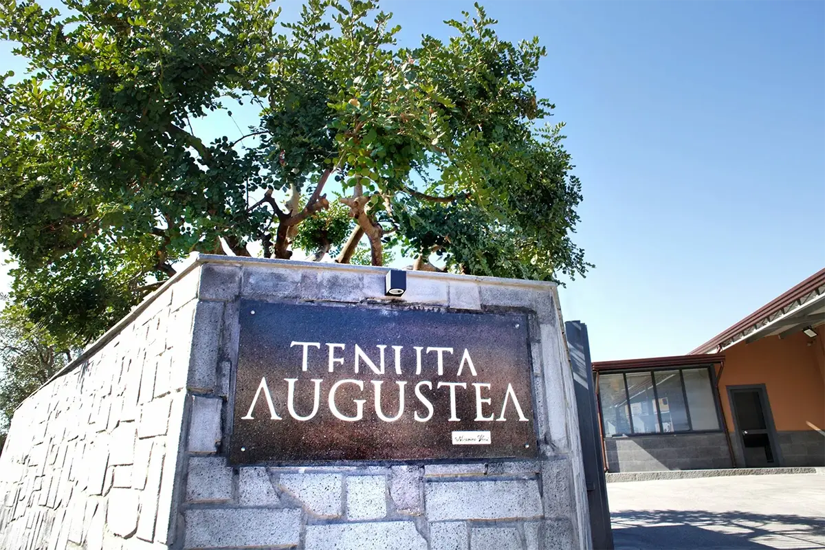 La cantina si trova in prossimit&agrave; del vulcano Somma [[Giro del Golfo in otto giorni]]: ai piedi del Vesuvio