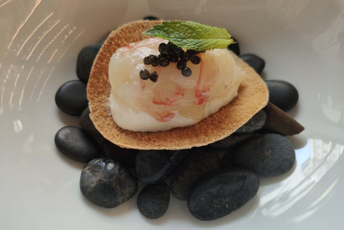 Taco di pane con scampi e caviale Tenute Gregu da Porto Cervo a Milano