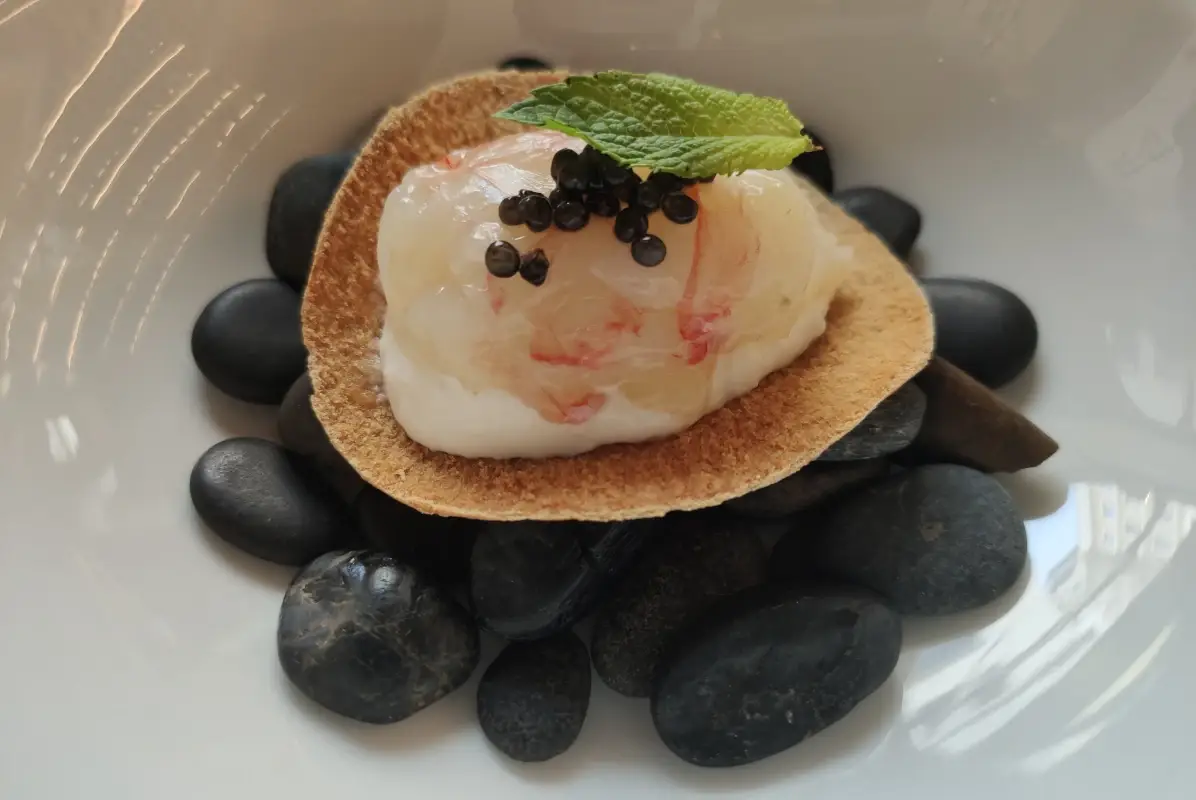 Taco di pane con scampi e caviale Tenute Gregu da Porto Cervo a Milano