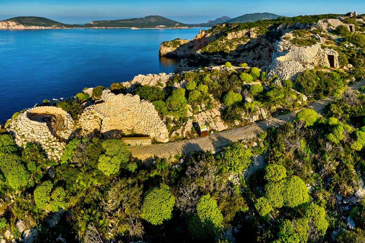 Le strutture della ex caserma raccontano la storia militare di Punta Giglio, oggi museo a cielo aperto