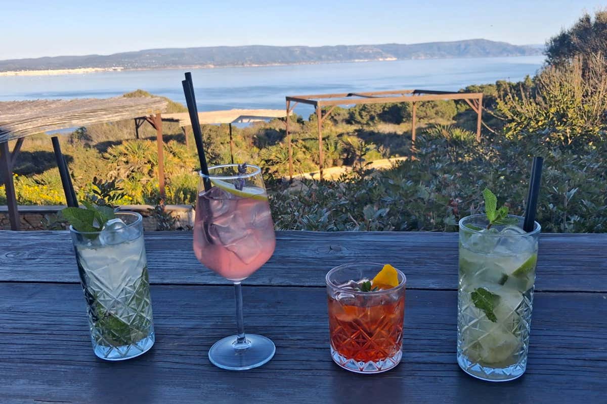 Alcuni dei cocktail preparati dal barman per l'aperitivo: Negroni Clandestino, Virgin Mojito, Virgin Hug e Rose of England Spritz