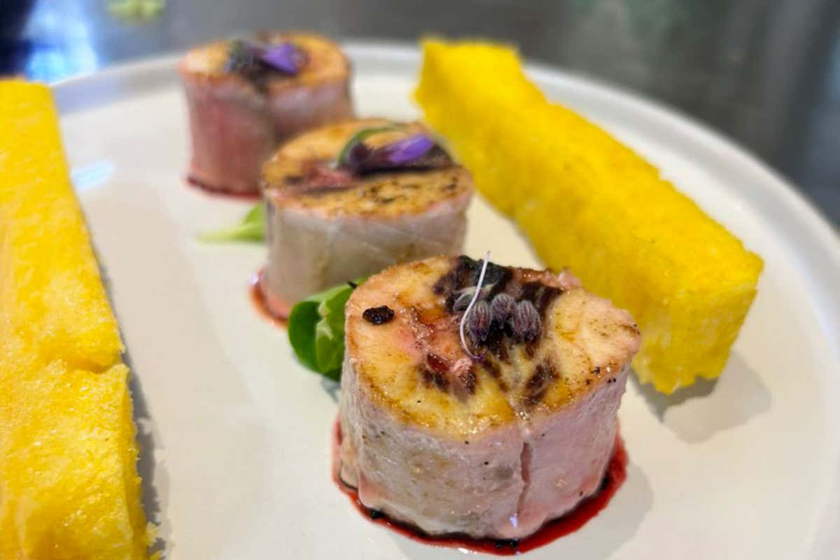 Roll di pesce spada con polenta croccante e semolada