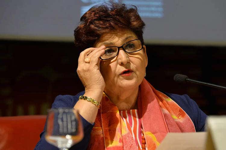 Teresa Bellanova - Le donne ortofrutta alla ministra  Incentivare il lavoro in agricoltura