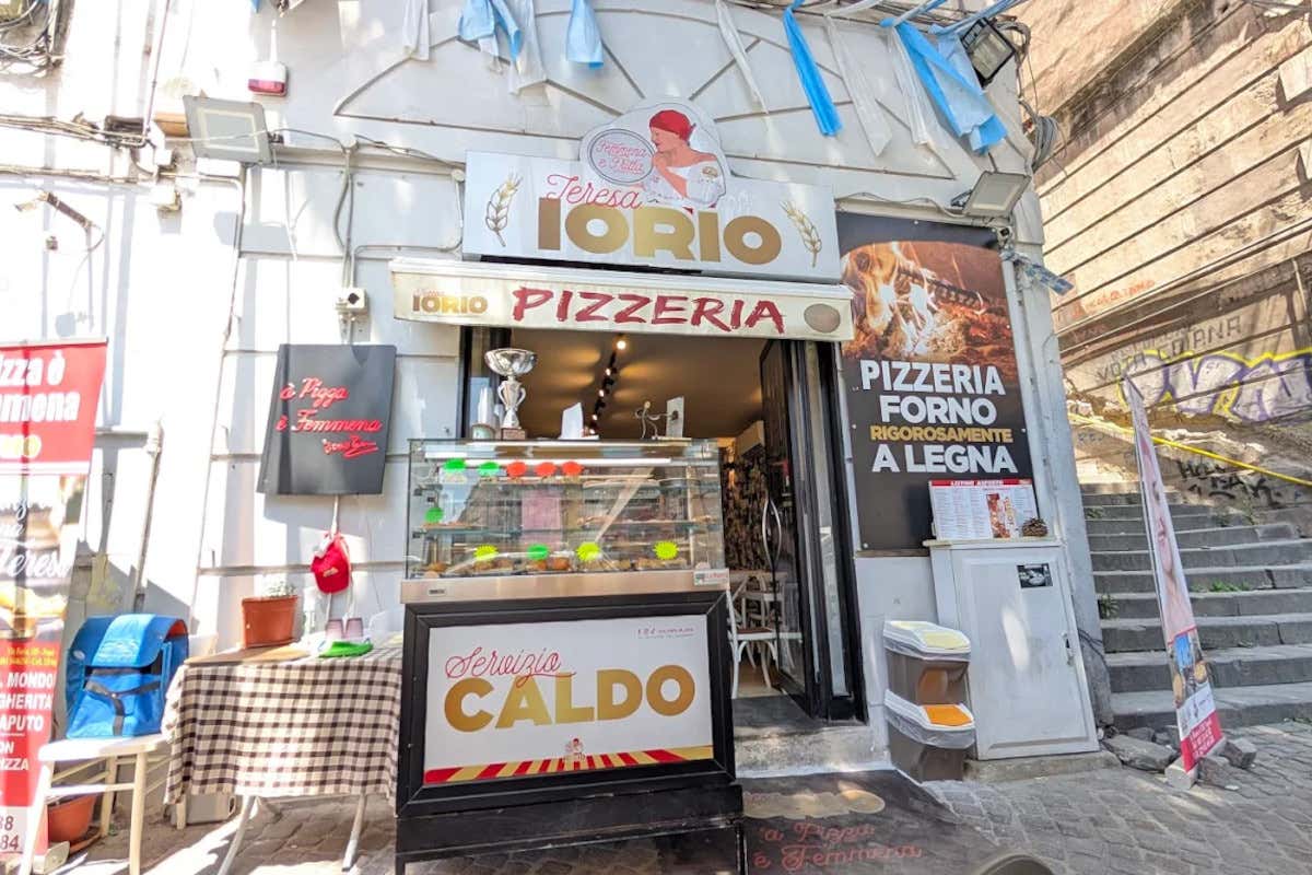 L'ingresso della pizzeria Femmena e Fritta