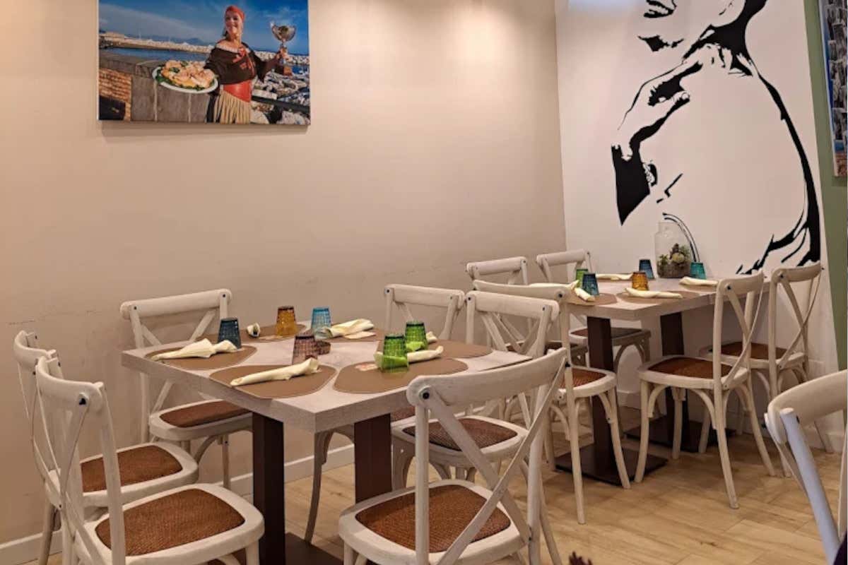 La sala della pizzeria Femmena e Fritta