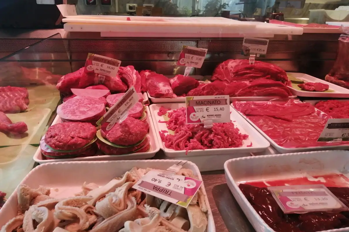 Il banco della carne di Eataly&nbsp; Dal banco alla griglia, da Terra le portate si scelgono come al mercato