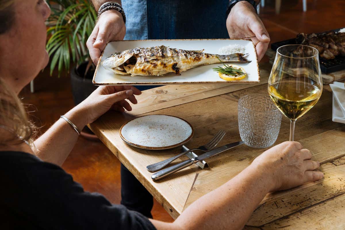 Dalla griglia al tavolo: è la formula di Terra  Dal banco alla griglia, da Terra le portate si scelgono come al mercato