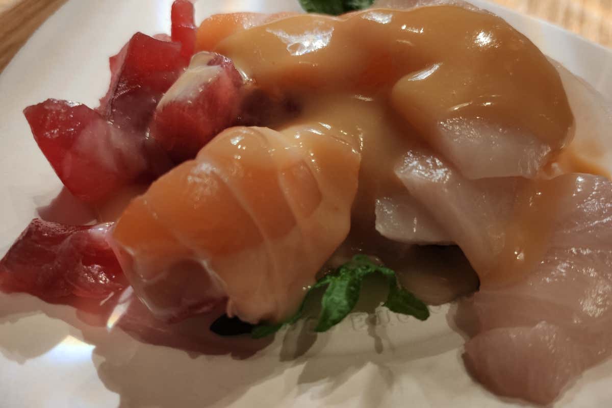 Il sashimi, uno dei piatti presentati al compleanno di Terrammare Festa esotica al Terrammare, pezzo di Sicilia nel cuore di Milano