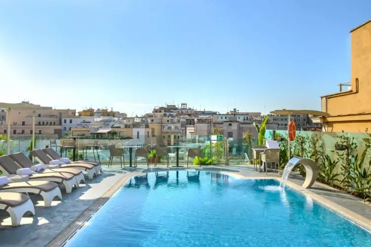 La piscina sulla terrazza dell'Aleph Rome Hotel