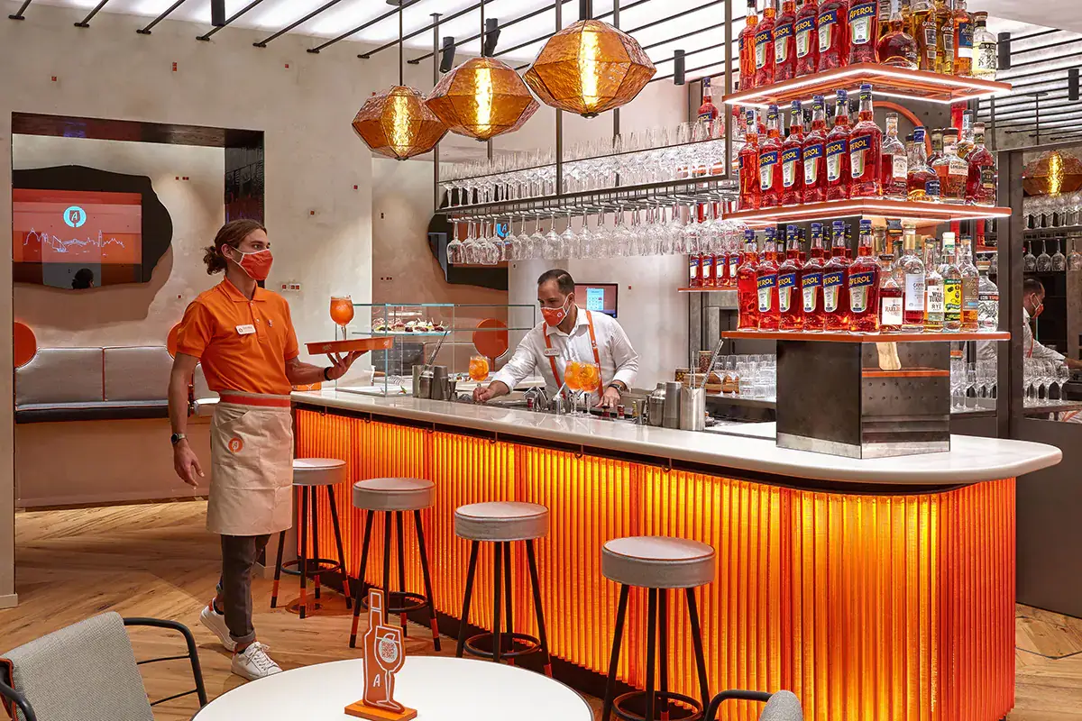 L'interno di Terrazza Aperol a Venezia Il bacaro rivisitato di Terrazza Aperol apre le sue porte a Venezia