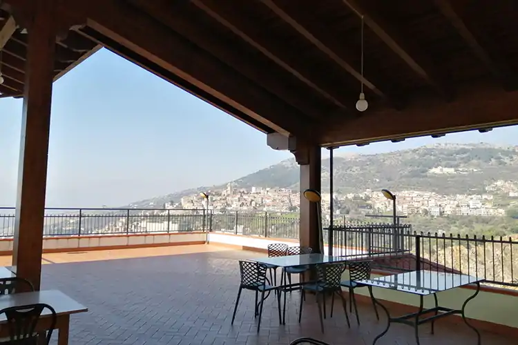 La terrazza con vista del ristorante Sette Camini