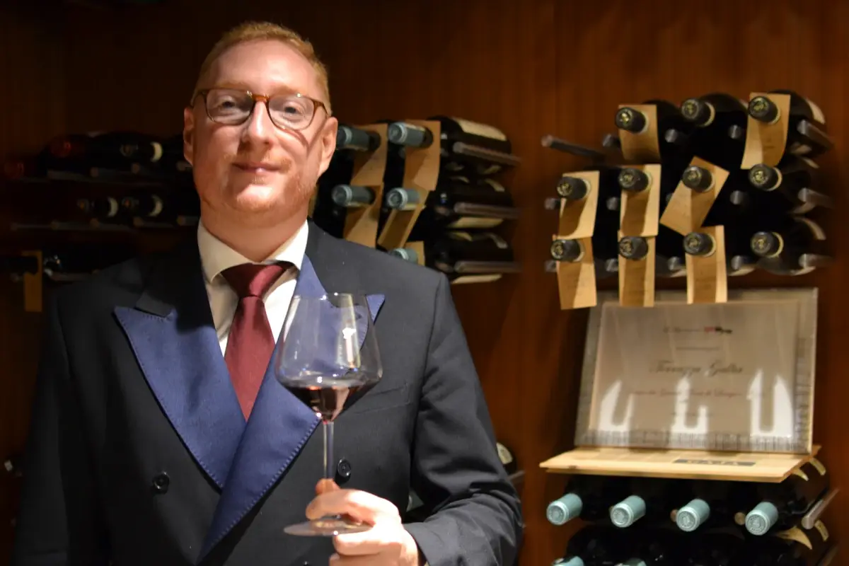Il sommelier che rompe le regole: “non serve più” il vino, lo racconta (e lo produce)