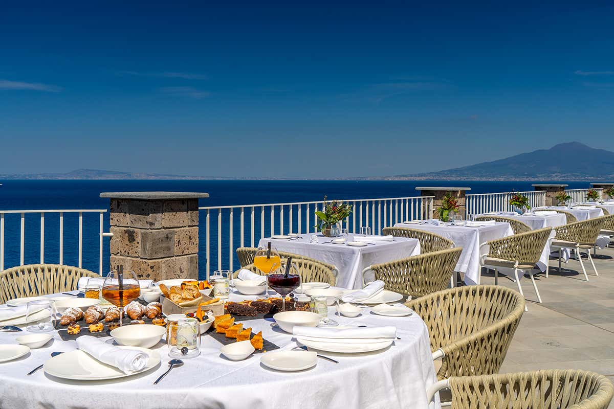 Pranzo con vista [[Giro del Golfo in otto giorni]]: il 5 stelle Lorelei Londres a Sorrento