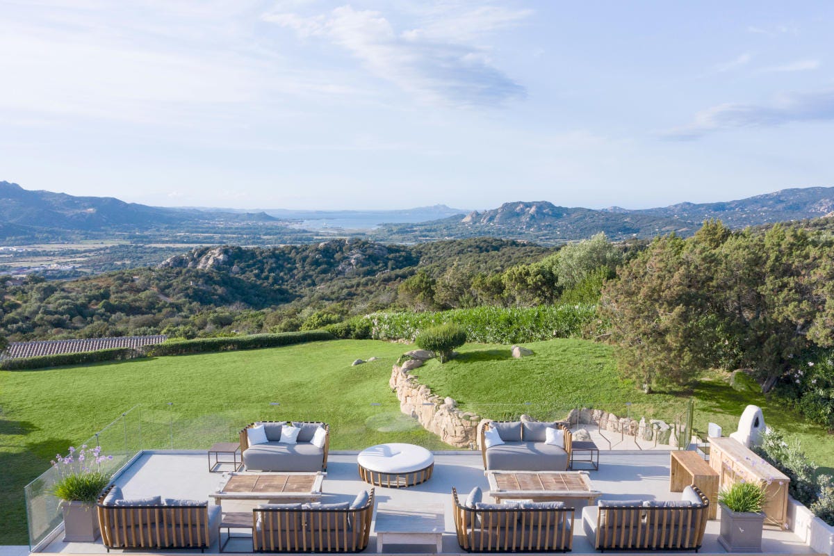 La Terrazza del Mirto, la novità di quest'estate, offre un ambiente informale e disteso immerso nella natura Petra Segreta: un resort tra lusso e riservatezza in Sardegna