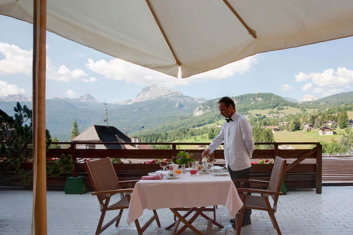 La terrazza dell'hotel De La Poste L’Hotel de la Poste si prepara ad accogliere i suoi ospiti per l’estate a Cortina