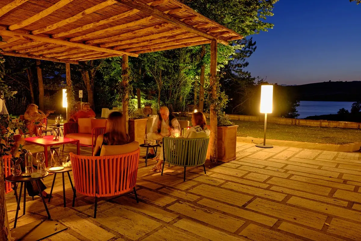 La terrazza vista lago Vacanze a Casa Vissani, tra aperitivi vista lago e auto elettriche