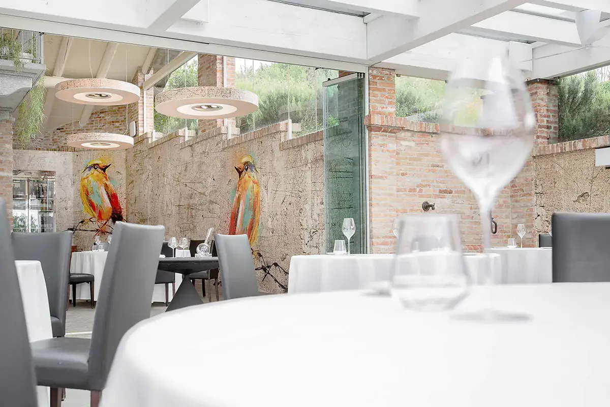 Un dettaglio della terrazza del ristorante La Madernassa