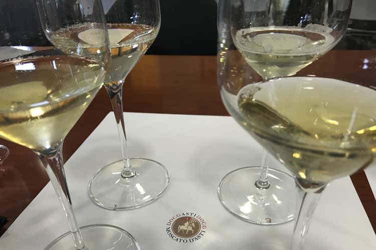 Alcuni calici in degustazione (Il territorio del Moscato Bianco Un brand da rivelare agli enoturisti)
