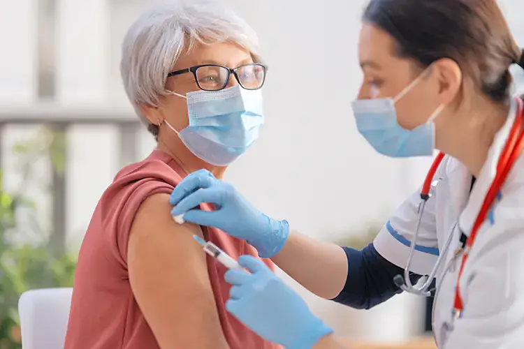 Terza dose solo con Pfizer e Moderna Per la terza dose, solo vaccini a mRna. Anti-influenzale in contemporanea