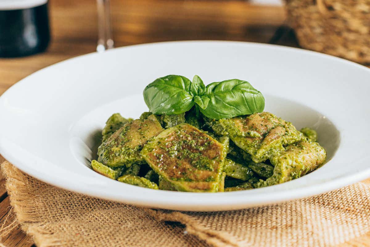 Testaroli al pesto povero A Milano in riva al Naviglio la Lunigiana e il suo Testami